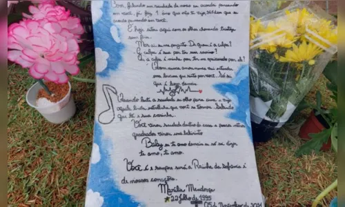 
						
							Fãs prestam homenagens em túmulo de Marília Mendonça
						
						