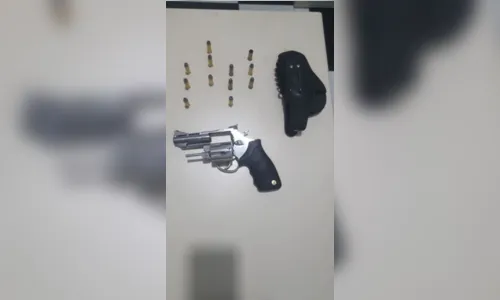 
							Homem dá tiro dentro de casa, é preso e ameaça namorada e policiais
						
						