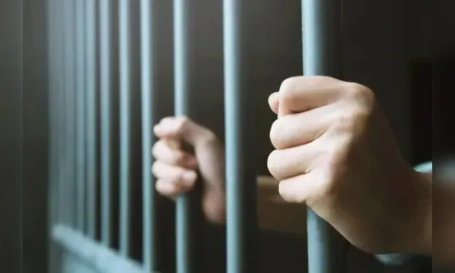 
							Ladrões são presos ao bater o carro durante fuga, após assalto
						
						