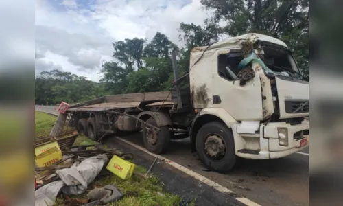 
						
							Caminhão carregado com cerveja tomba e carga é saqueada no PR
						
						