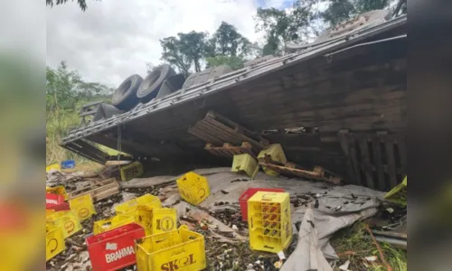 
						
							Caminhão carregado com cerveja tomba e carga é saqueada no PR
						
						