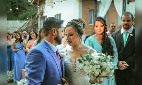 
						
							Mãe desmaia ao ver filha vestida de noiva e vídeo viraliza; assista
						
						