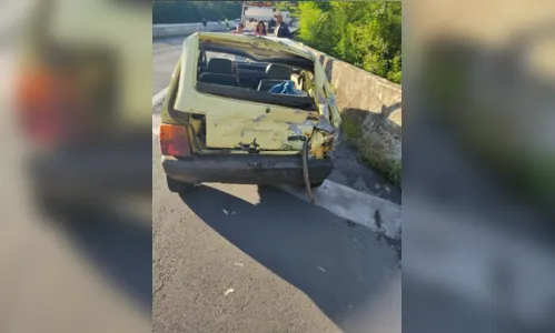 
							BR-376: caminhão bate na traseira de Uno, em Mauá da Serra
						
						