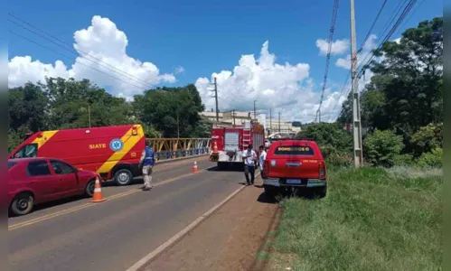
						
							Carro cai de ponte e deixa mãe e filha feridas, no Paraná
						
						