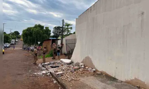 
						
							Carro bate em muro e escombros ferem criança na calçada
						
						