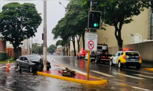 
						
							Motorista de 31 anos morre após bater carro contra poste em Apucarana
						
						