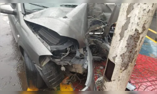 
						
							Motorista de 31 anos morre após bater carro contra poste em Apucarana
						
						