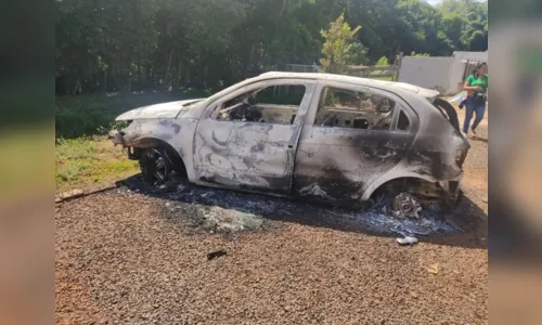 
						
							Veículo de roubo 'encomendado' é encontrado queimado em Apucarana
						
						