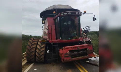 
						
							Duas pessoas morrem em acidente entre caminhão e colheitadeira no PR
						
						