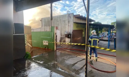 
						
							Corpo de Bombeiros combate incêndio em depósito de Apucarana; veja
						
						