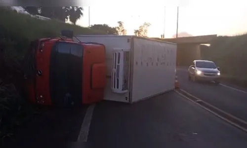 
						
							Caminhões tombam em Arapongas; motorista fica ferido
						
						