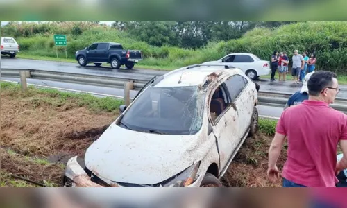 
							Carro capota e deixa três pessoas feridas entre Jandaia e Mandaguari
						
						