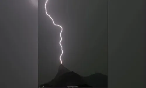 
						
							Fotógrafo registra momento em que Cristo Redentor é atingido por raio
						
						