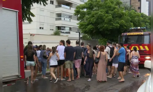 
						
							Incêndio atinge apartamento em Londrina e moradores deixam prédio
						
						