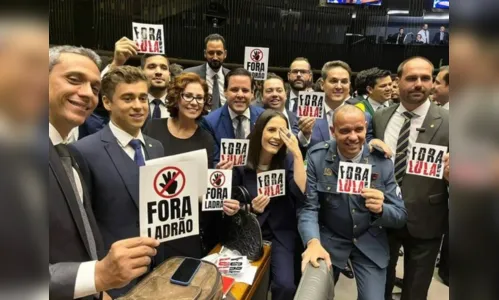
						
							Deputados do PL tomam posse com adesivos contra Lula
						
						