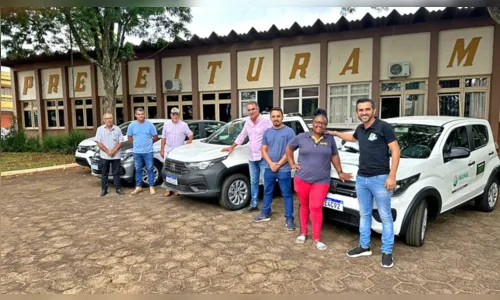 
						
							Prefeitura de Faxinal entrega quatro veículos para frota da saúde
						
						