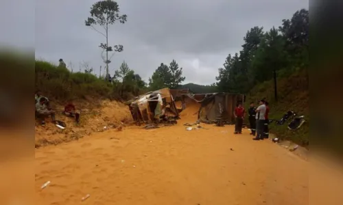 
						
							Quatro pessoas morrem após acidente entre dois caminhões no PR
						
						