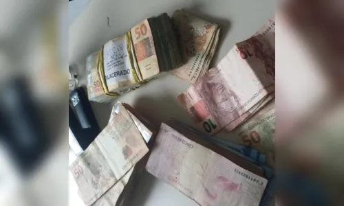 
						
							Polícia prende funcionário de banco que tentou fugir com R$ 1 milhão
						
						