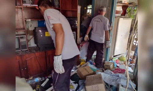 
						
							Arapongas: prefeitura faz operação de limpeza em casa de 'acumulador'
						
						