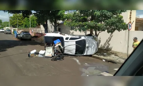 
						
							Batida seguida de capotamento deixa motoristas feridos em Arapongas
						
						