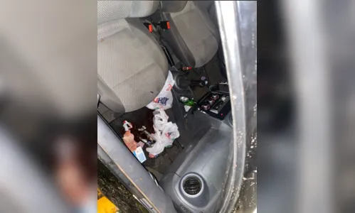 
						
							Carro bate contra poste na Avenida Jaboti em Apucarana
						
						