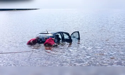 
						
							Carro cai no Lago Jaboti em Apucarana e condutor é salvo por bombeiros
						
						