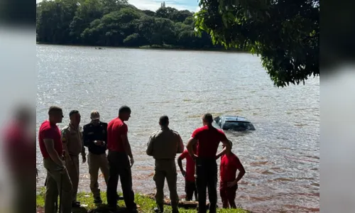 
						
							Carro cai no Lago Jaboti em Apucarana e condutor é salvo por bombeiros
						
						