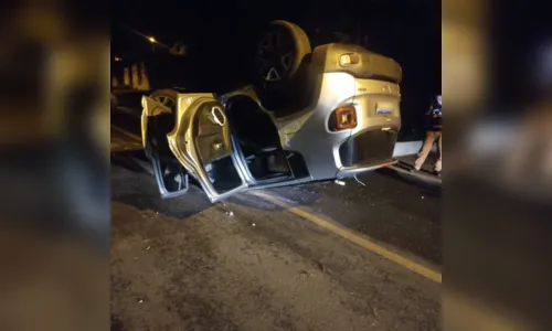 
						
							Carro capotado é encontrado abandonado; motorista aparece horas depois
						
						