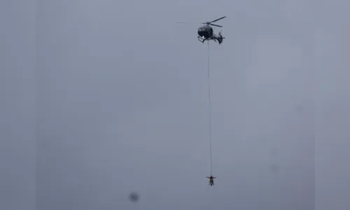 
						
							Mulher é resgatada por helicóptero após cair em trilha do Paraná
						
						