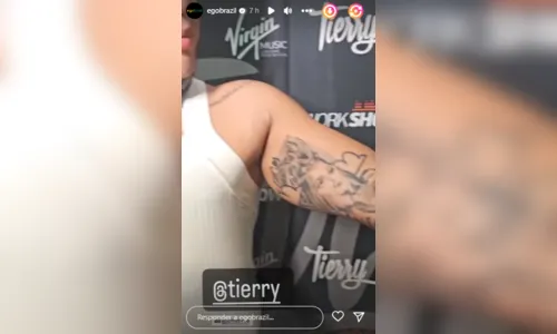 
							Tierry faz tatuagem em homenagem a Marília Mendonça
						
						