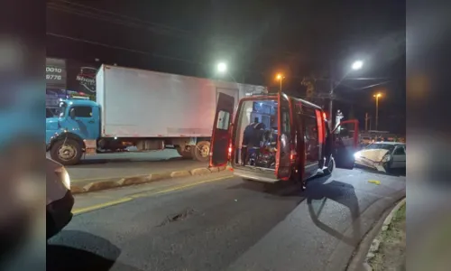 
						
							Acidente entre carro e caminhão deixa dois feridos em Arapongas
						
						