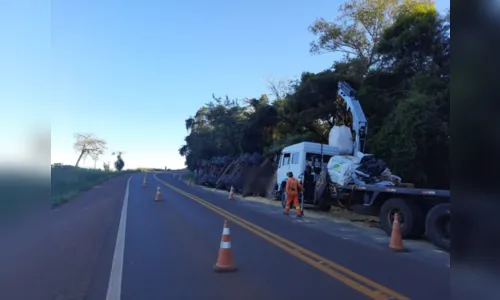 
						
							Carreta tomba na PR-445 entre Mauá da Serra e Tamarana
						
						