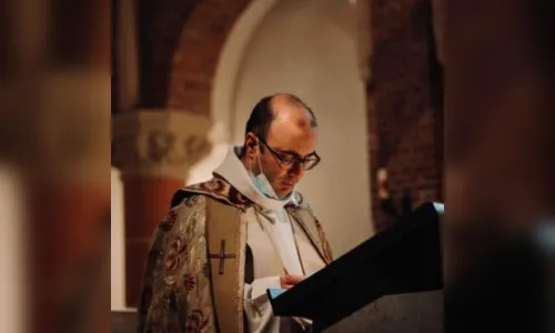 
							Casal cancela casamento e se tornam padre e freira, após 9 anos juntos
						
						