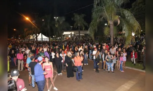 
						
							Show de Léo e Giba reúne milhares de pessoas em São Pedro do Ivaí
						
						