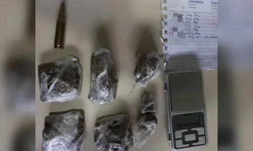 
						
							Cães de faro encontram maconha e jovem é preso em Apucarana
						
						