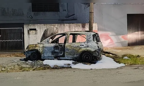 
						
							Criminosos invadem shopping, efetuam disparos e roubam joalheria; veja
						
						