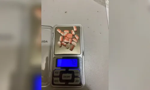 
						
							PM de Arapongas apreende ecstasy e prende jovem de 25 anos
						
						