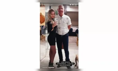 
						
							Primeira-dama de 16 anos posta foto ao lado do marido e manda indireta
						
						