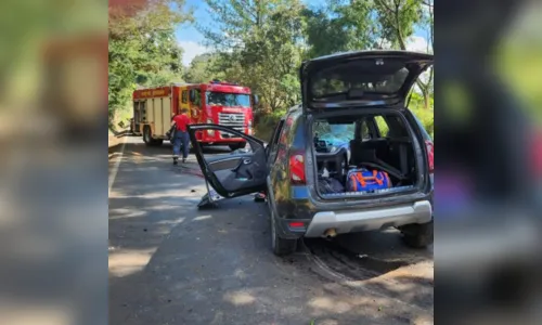 
						
							Três pessoas, entre elas um bebê, ficam gravemente feridas em acidente
						
						