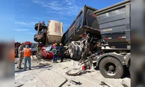 
						
							Acidente envolvendo caminhões deixa um morto na PR-498
						
						