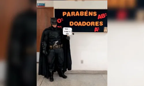 
						
							“Marido de aluguel” incorpora Batman pelas ruas do PR
						
						