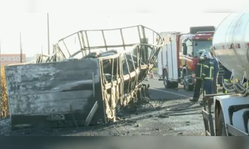 
						
							Carreta pega fogo, queima plantação de milho e interdita PR-317
						
						