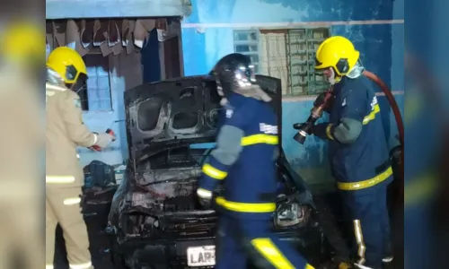 
						
							Homem é preso após incendiar o próprio carro em Apucarana; vídeo
						
						