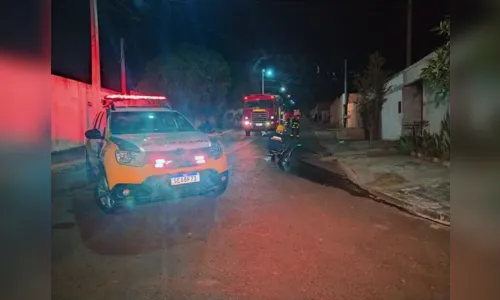 
						
							Homem é preso após incendiar o próprio carro em Apucarana; vídeo
						
						