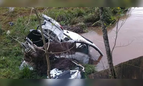 
						
							Carro afunda em córrego e motorista é achado morto dentro do veículo
						
						