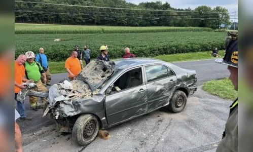 
						
							Carro bate em bueiro e 'voa' até o segundo andar de uma casa
						
						