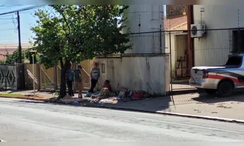 
						
							Comerciantes reclamam de aglomeração de moradores de rua em calçadas
						
						