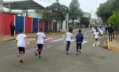 
						
							Corrida de Rua: 3ª etapa do circuito reuniu mais de 400 alunos; veja
						
						