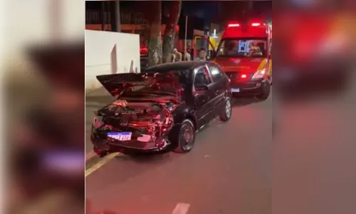 
						
							Criança é lançada para fora após carro bater contra igreja em Londrina
						
						