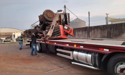 
						
							Caminhoneiro se salva em acidente com cabine destruída na BR-376
						
						